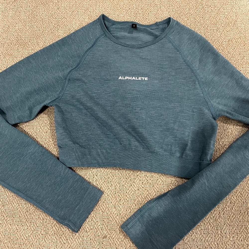 Alphalete Amplify LS Crop Top - Rainfall